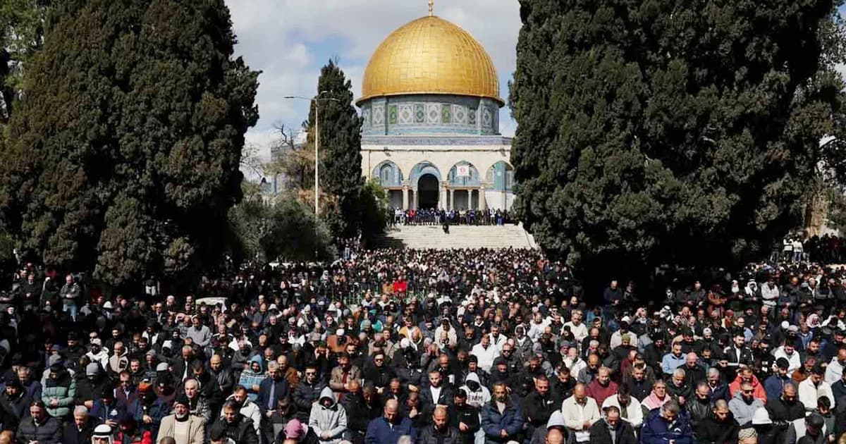 মসজিদুল আকসা প্রাঙ্গণে ১ লাখ ফিলিস্তিনির জুমা আদায়