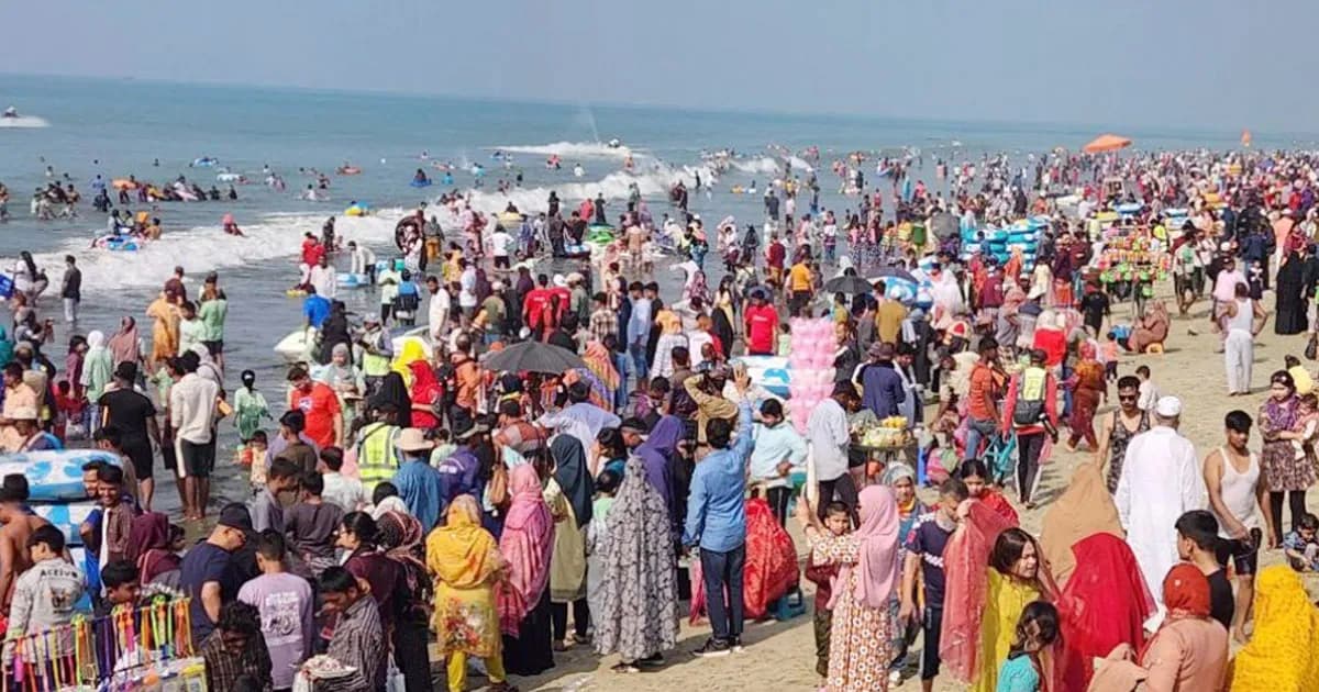 বড়দিনে লোকে লোকারণ্য কক্সবাজার, পর্যটন বাণিজ্যে শত কোটি টাকার আশা