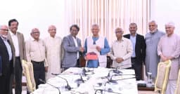 প্রধান উপদেষ্টার কাছে জুলাই সনদ বাস্তবায়নের সুপারিশ হস্তান্তর