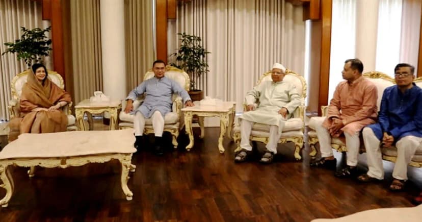 যমুনায় প্রধানমন্ত্রীর সঙ্গে ড. ইউনূসের ঈদ শুভেচ্ছা বিনিময়