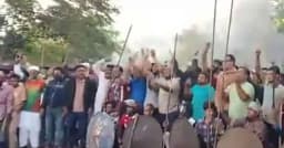 মহাসড়কে আওয়ামী লীগের অস্ত্র নিয়ে মহড়া, যান চলাচল বন্ধ