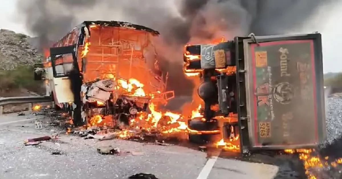 ভারতের অন্ধ্রপ্রদেশে বাস-লরির সংঘর্ষে আগুন, ১৩ জন নিহত