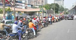 সরবরাহ কম: জ্বালানি তেলের জন্য রাজধানীর পাম্পগুলোতে দীর্ঘ লাইন