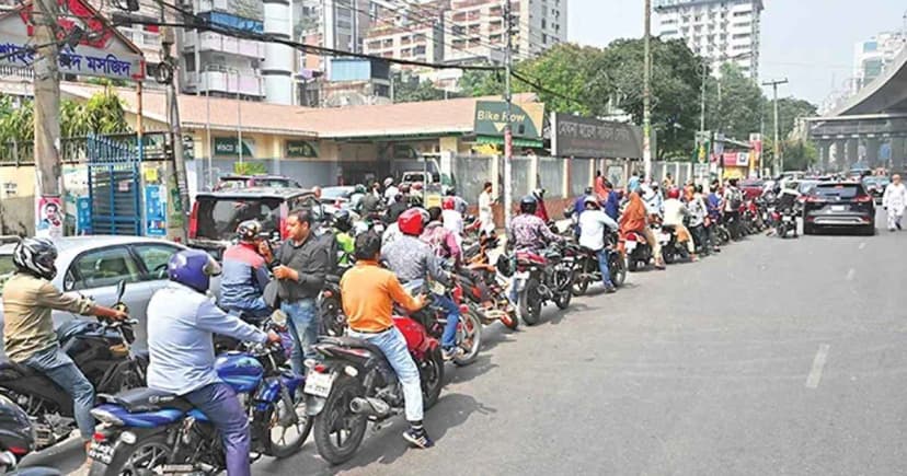 সরবরাহ কম: জ্বালানি তেলের জন্য রাজধানীর পাম্পগুলোতে দীর্ঘ লাইন