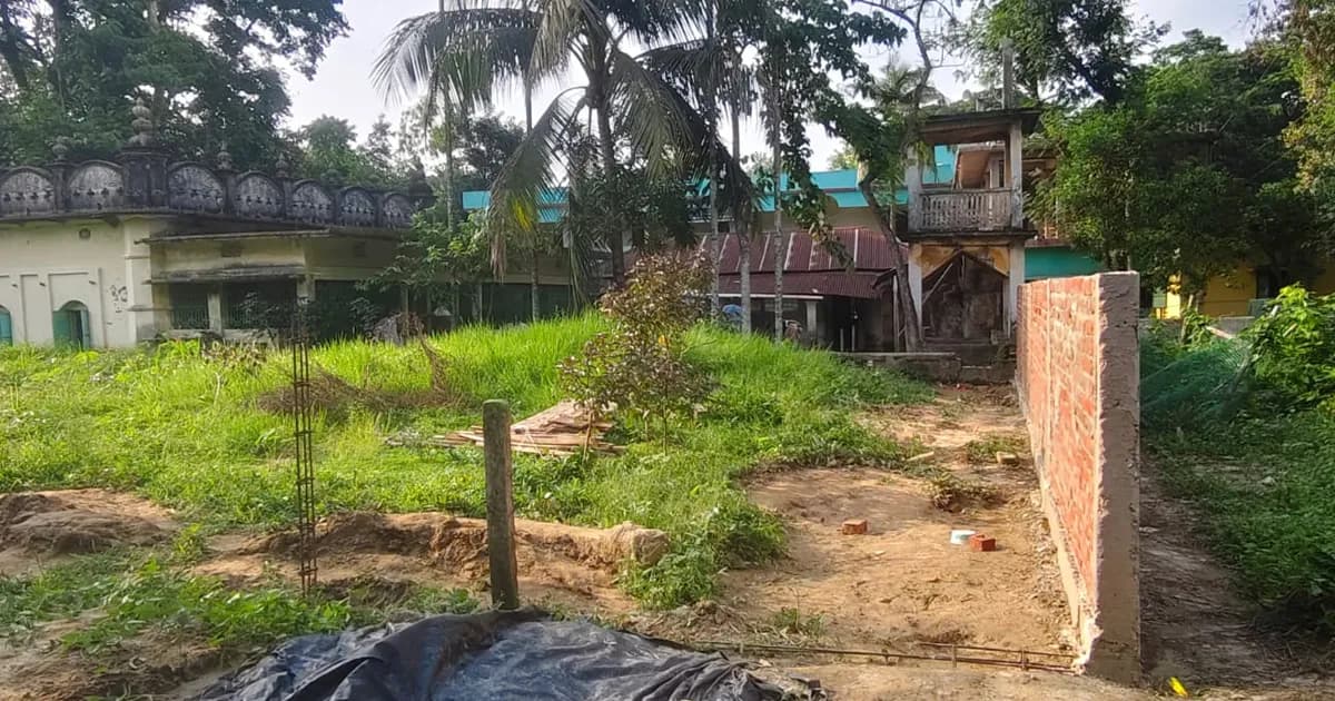 লোহাগাড়ায় কবরস্থানের মাঝখানে দেয়াল নির্মাণের অভিযোগ