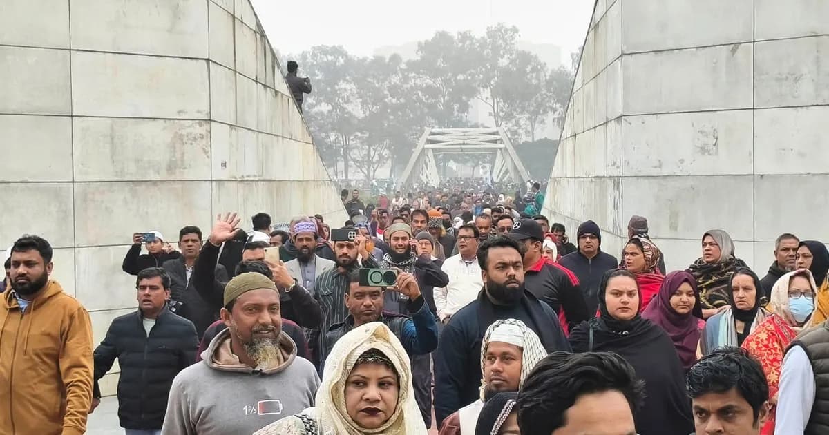 খালেদা জিয়ার কবর জিয়ারতে নেতাকর্মীদের ভিড়