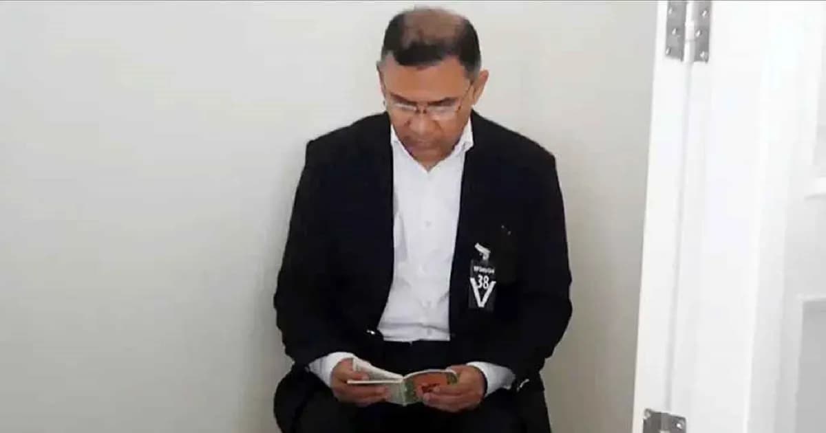 মায়ের মরদেহের পাশে কোরআন তেলাওয়াত করছেন তারেক রহমান