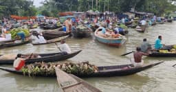 বেলুয়া নদীতে নৌকায় জমে ওঠে কোটি টাকার বেচাকেনা