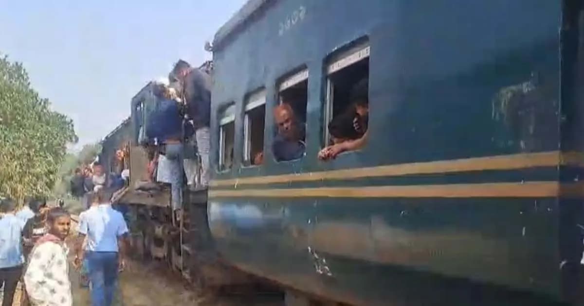 স্প্রিং খুলে থামল মহুয়া এক্সপ্রেস, বিপাকে যাত্রীরা