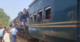 স্প্রিং খুলে থামল মহুয়া এক্সপ্রেস, বিপাকে যাত্রীরা