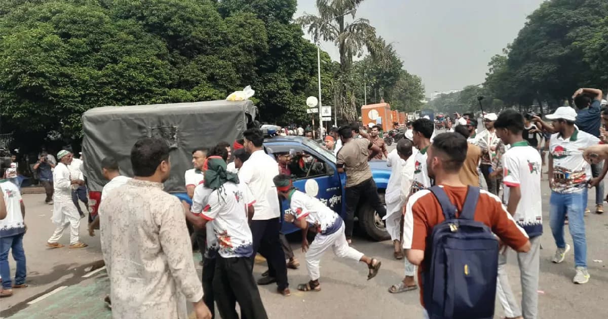 জুলাই যোদ্ধাদের সঙ্গে পুলিশের ধাওয়া-পাল্টা ধাওয়া
