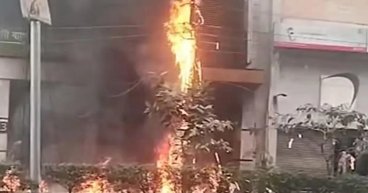 রাজধানীর মহাখালীতে বৈদ্যুতিক খুঁটিতে আগুন