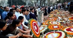 বর্ণমালা আর ফুলের সৌরভে একুশ : শহীদ মিনারে মানুষের জনসমুদ্র