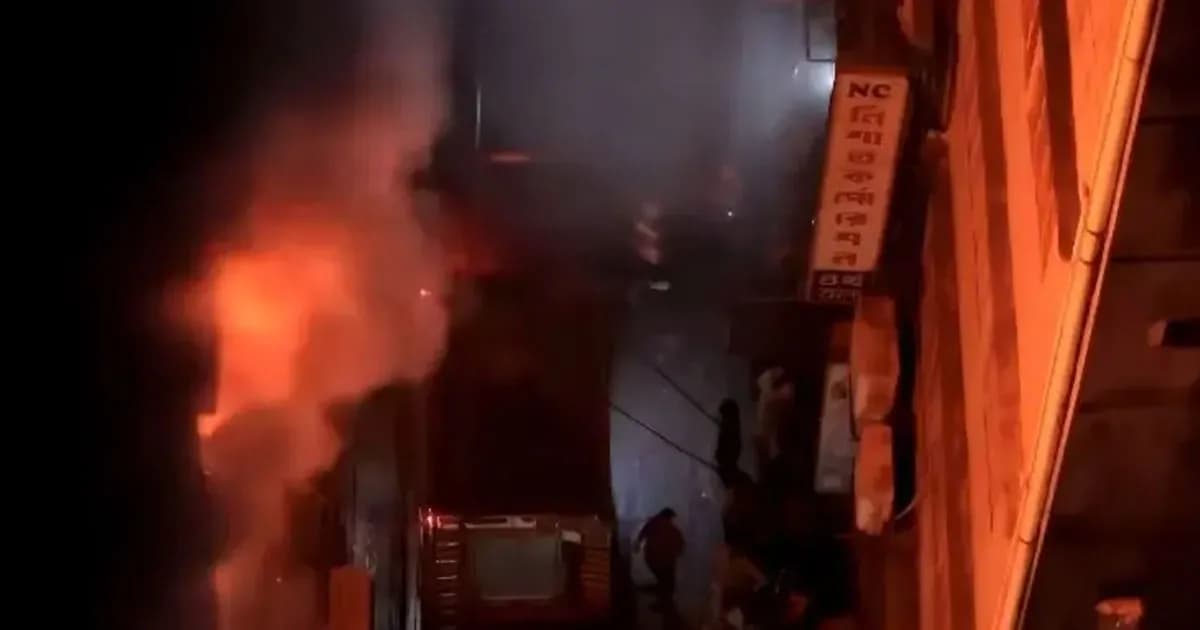চকবাজারে মার্কেটের আগুন ছড়াল পাশের ভবনেও, নিয়ন্ত্রণে ৯ ইউনিট