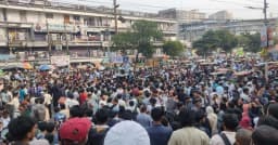 ঢাকা কলেজের সামনে সড়ক অবরোধ, নিউমার্কেটে তীব্র যানজট