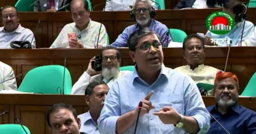 তারেক রহমানকে ‘ট্রফি’ দিয়ে নির্বাচনের তারিখ নিয়েছেন ড. ইউনূস