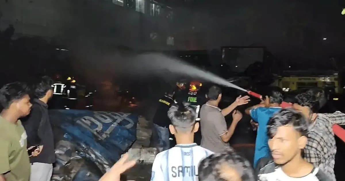 আশুলিয়ায় কাভার্ডভ্যানের সিলিন্ডার বিস্ফোরণে নারীসহ নিহত ৬
