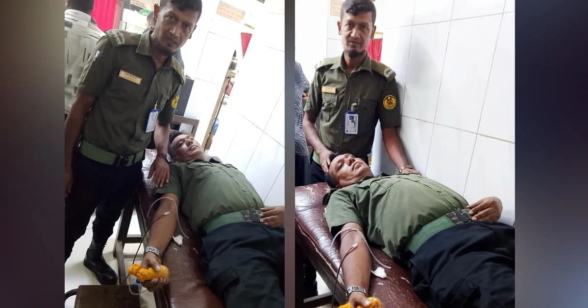 সংকটাপন্ন মাকে বাঁচাতে আনসার সদস্যের রক্তদান