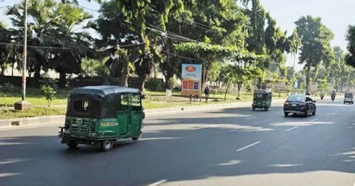 হাসিনার রায় ঘিরে উত্তেজনা: ঢাকায় গণপরিবহন সীমিত, যাত্রীও কম