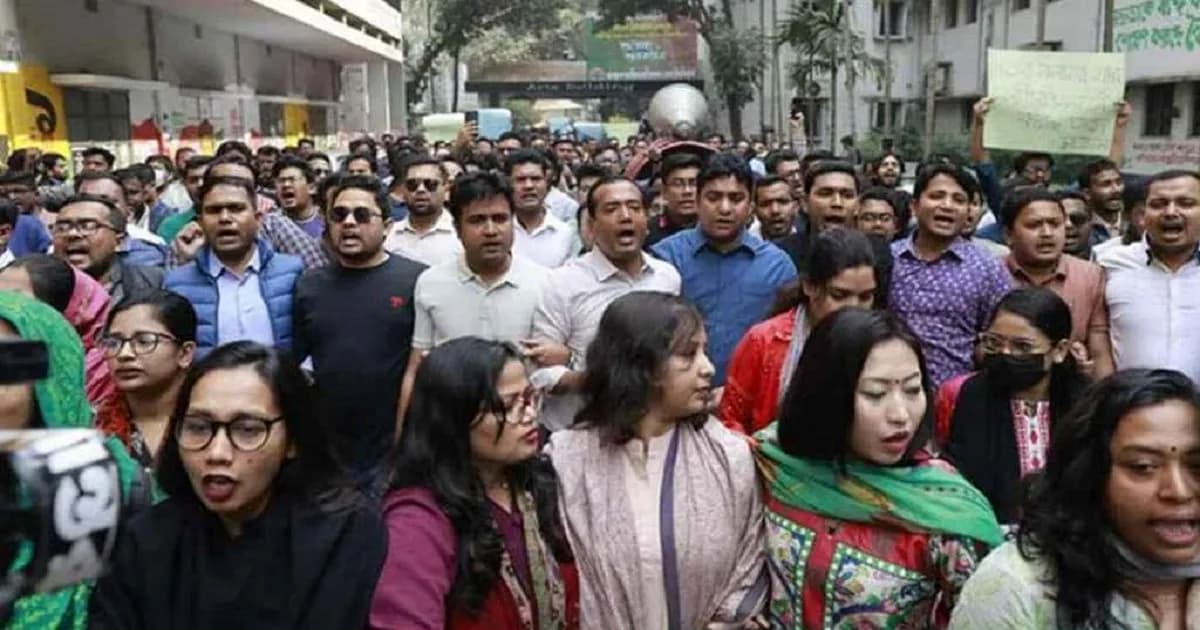 ‘রাজাকারের ঠিকানা এই বাংলায় হবে না’ স্লোগানে উত্তাল ঢাবি ক্যাম্পাস