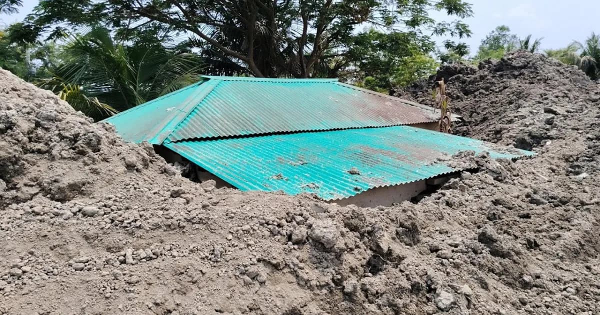 নদী খননের মাটি এখন আশ্রয়ণ বাসিন্দাদের ‘গলার কাঁটা’