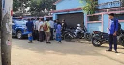 রাজনৈতিক বিরোধের জেরে সংঘর্ষ, ছেলের গুলিতে গুরুতর আহত বাবা