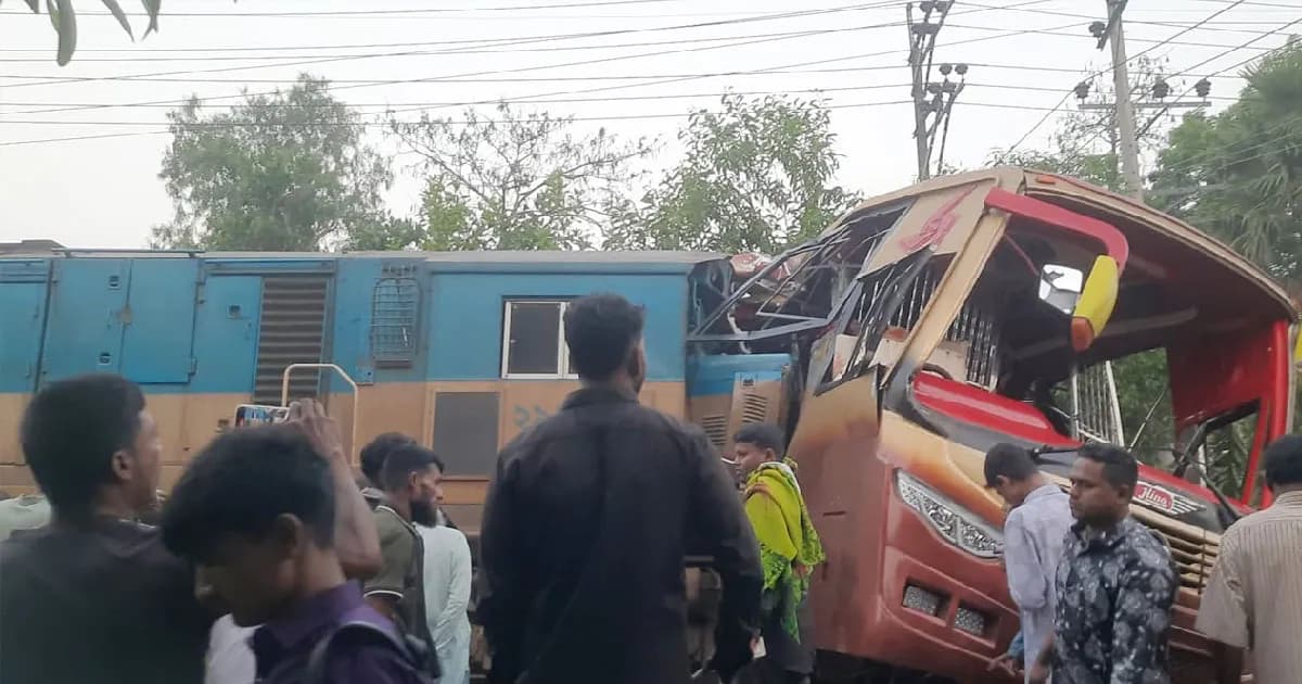 কুমিল্লায় বাস-ট্রেন সংঘর্ষে নিহত ১২, আহত ২০