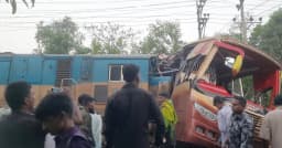 কুমিল্লায় বাস-ট্রেন সংঘর্ষে নিহত ১২, আহত ২০