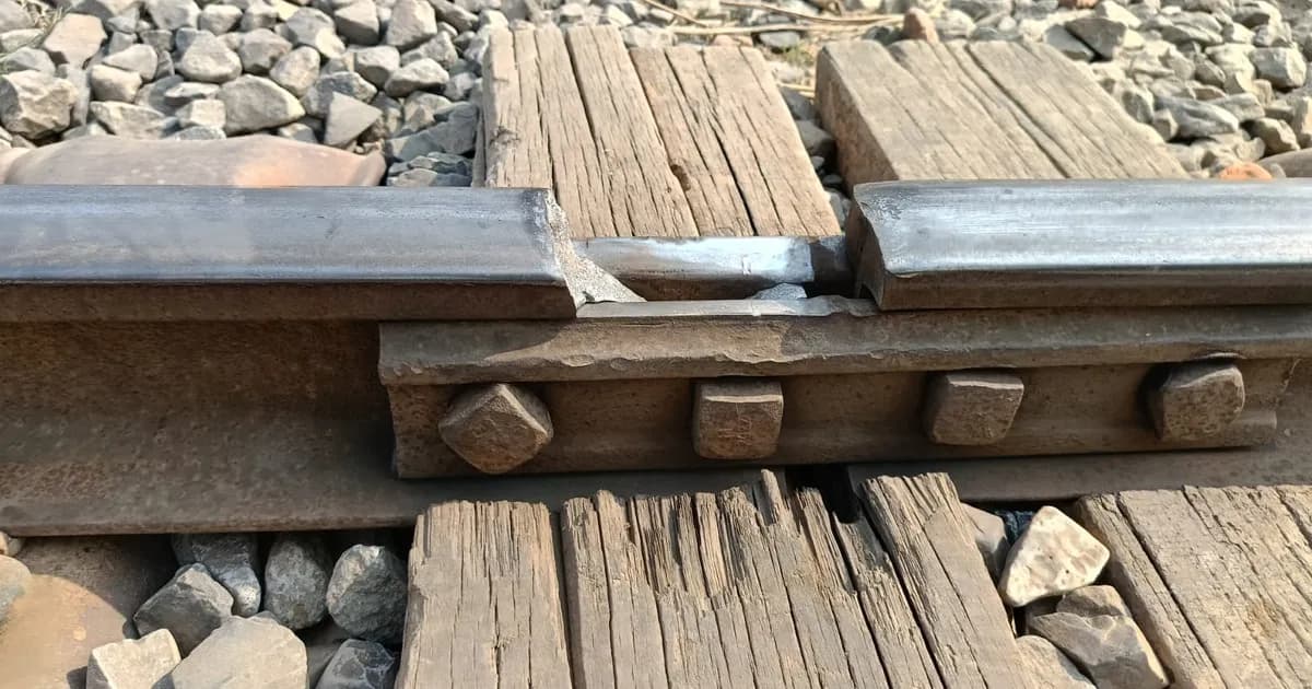 চুয়াডাঙ্গার জীবননগরে রেললাইনের অংশ ভেঙে ছিটকে পড়া, ঝুঁকিতে ট্রেন চলাচল