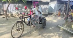 লাঠিতে ভর দিয়ে ভ্যানের প্যাডেলে জীবন চলছে ৭০ বছরের বৃদ্ধের
