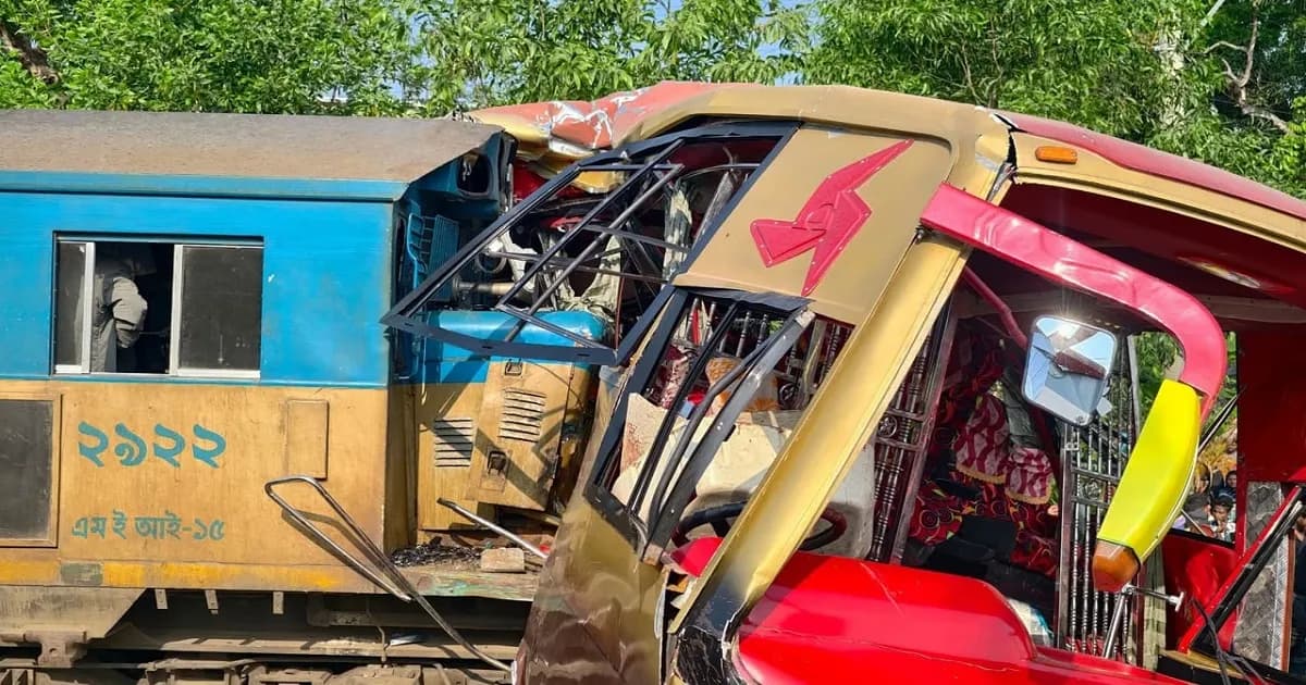 কুমিল্লায় ট্রেন-বাস সংঘর্ষ : দুই গেটম্যানের বিরুদ্ধে মামলা