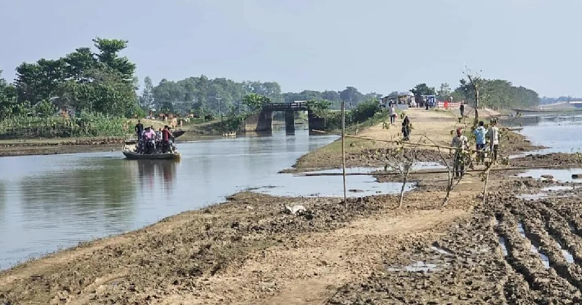 সড়কে বাঁশের বেড়া, নৌকা দিয়ে পারাপার