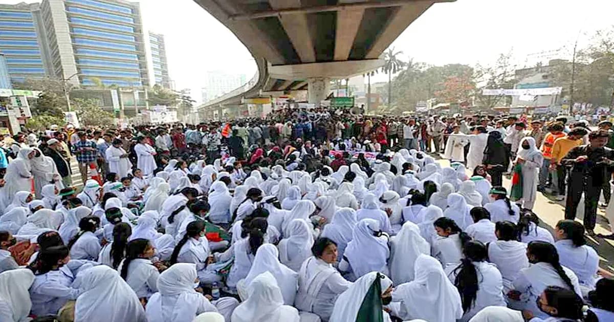 তেজগাঁও সাতরাস্তা মোড় অবরোধ, তীব্র যানজট