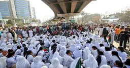 তেজগাঁও সাতরাস্তা মোড় অবরোধ, তীব্র যানজট