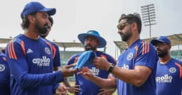 দীর্ঘ অপেক্ষার পর ভারতের হয়ে মাঠে নামলেন আকিব নবি