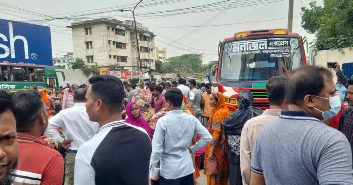 বকেয়া বেতন-ভাতার দাবিতে তেজগাঁওয়ে শ্রমিকদের সড়ক অবরোধ