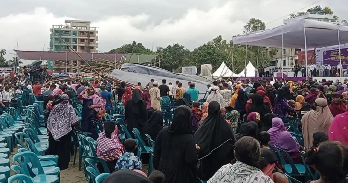 প্রধানমন্ত্রী পৌঁছানোর আগেই ভেঙে পড়ল প্যান্ডেল