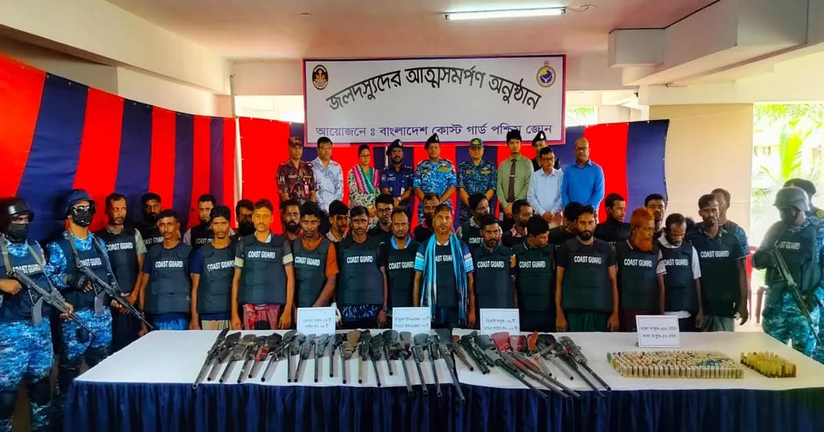 সুন্দরবনে ছোট জাহাঙ্গীর বাহিনীর প্রধানসহ ২৭ বনদস্যুর আত্মসমর্পণ