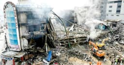 করাচিতে আগুন: এক দোকান থেকেই উদ্ধার ৩০ মরদেহ