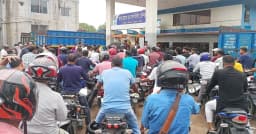 গাইবান্ধায় ১০০ টাকার তেলের জন্য ঘণ্টার পর ঘণ্টা অপেক্ষা