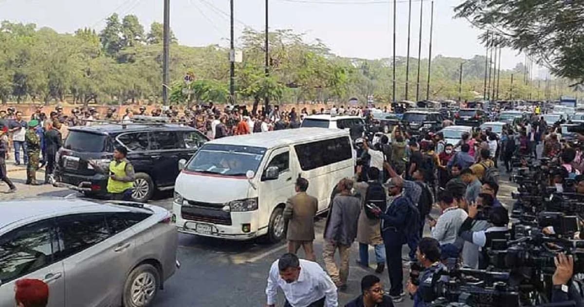 সাধারণ যাত্রীদের সঙ্গে যানজটে প্রধানমন্ত্রী তারেক রহমান