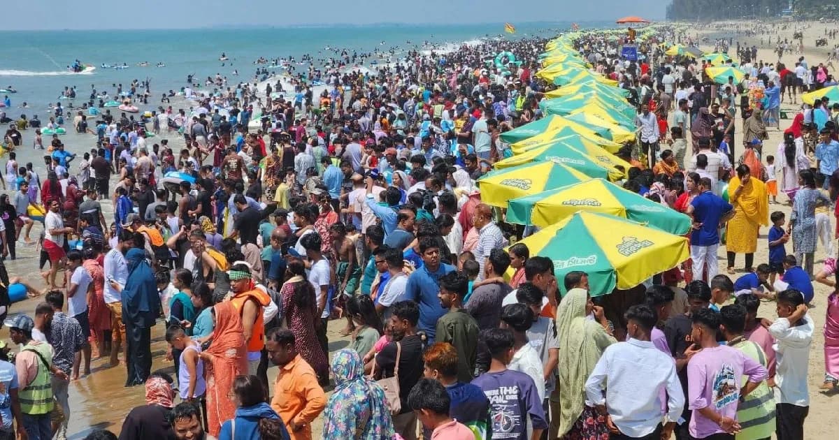 ঈদুল ফিতরের ছুটিতে কক্সবাজারে পর্যটকের ঢল