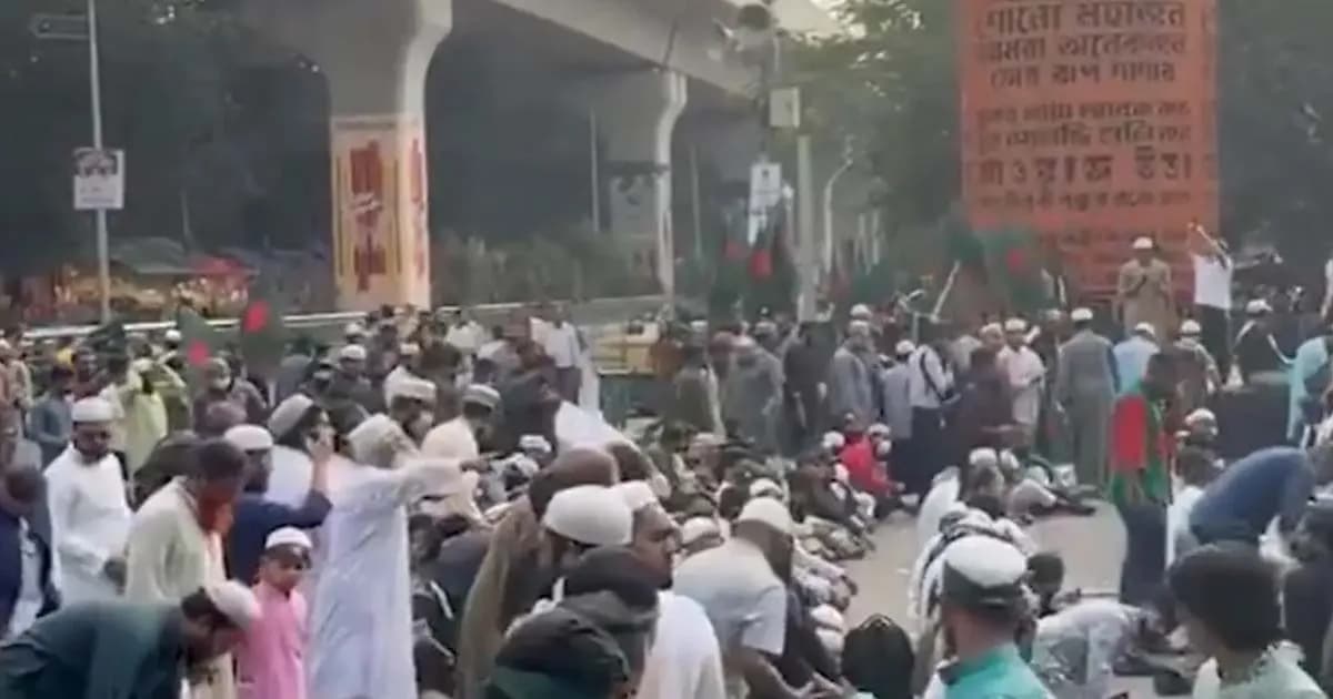 শাহবাগে জুমার নামাজ আদায় করলেন ছাত্র-জনতা