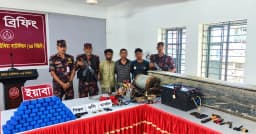 সাবমেরিনে পাচারকালে পিস্তল, গুলি ও ২ লাখ ২০ হাজার ইয়াবাসহ আটক ৩