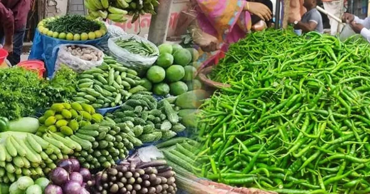 টানা বৃষ্টিতে সবজির বাজারে আগুন, কাঁচা মরিচ ২৪০ টাকা
