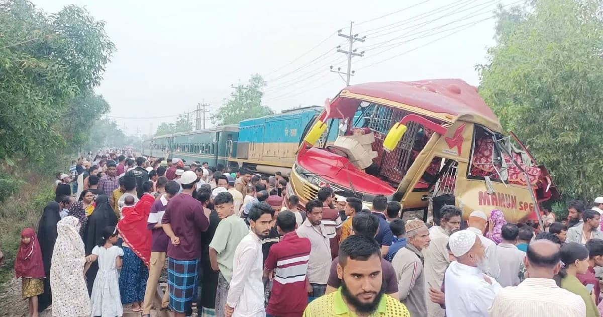 কুমিল্লার বাস-ট্রেন দুর্ঘটনায় নিহতদের পরিবার পাবে ২৫ হাজার টাকা