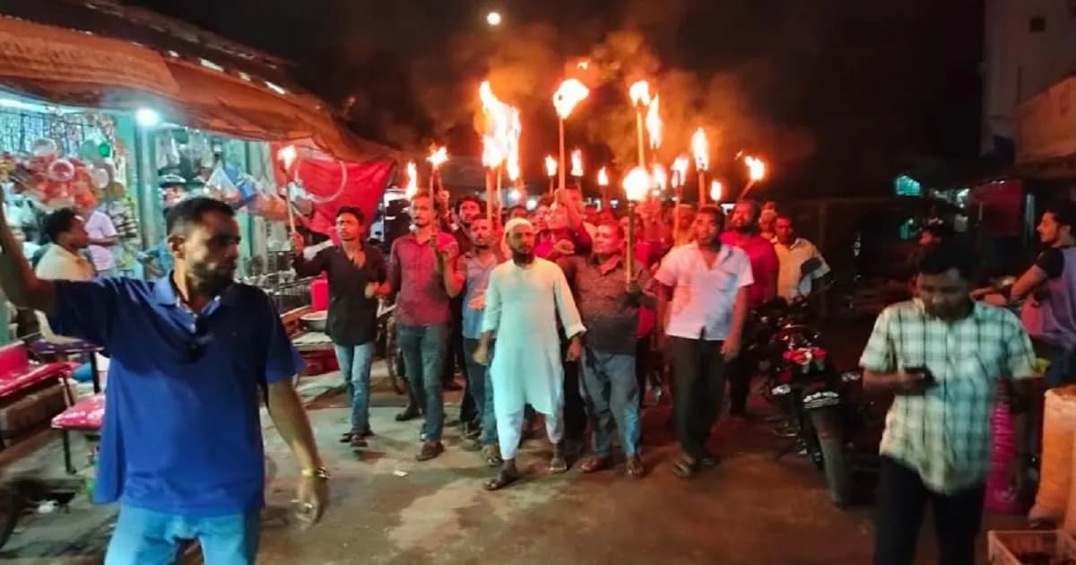 মনোনয়নবঞ্চিত গোলাম মোস্তফার সমর্থকদের বিক্ষোভ ও মশাল মিছিল