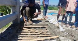 ১০ কোটি টাকার সেতুতে রডের বদলে বাঁশ দিয়ে ঢালাই