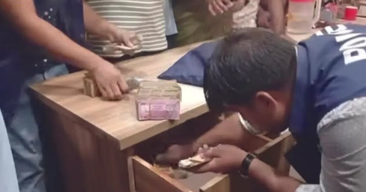 কাপাসিয়ায় মোবাইল কোর্ট পরিচালনাকালে ম্যাজিস্ট্রেটের গাড়ি ভাঙচুর