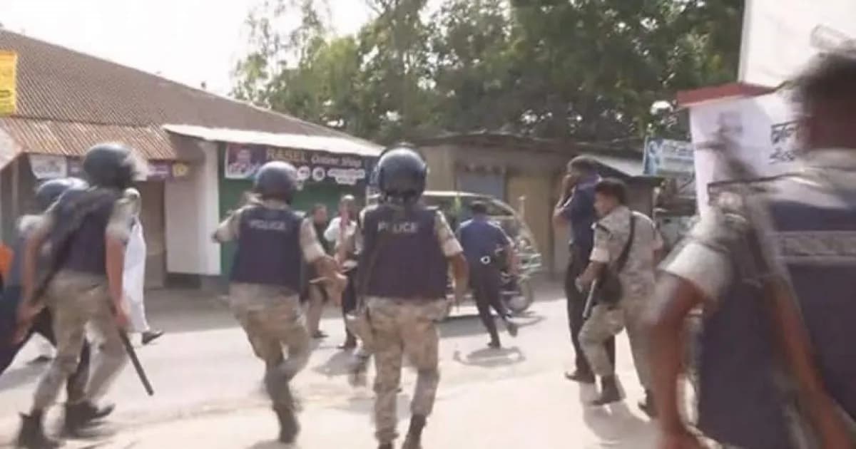 ভোটকেন্দ্রে পুলিশের সঙ্গে বিএনপি নেতাকর্মীদের সংঘর্ষ